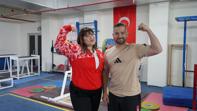 Halterde gençler dünya şampiyonu olan Fatmagül Çevik Isparta'nın gururu oldu