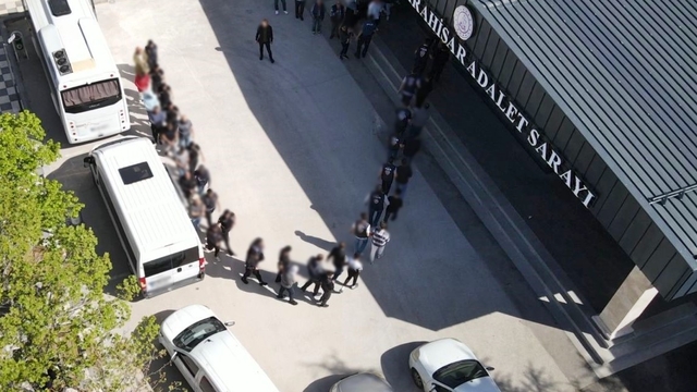 Afyonkarahisar merkezli dolandırıcılık operasyonunda yakalanan 25 zanlı tutuklandı