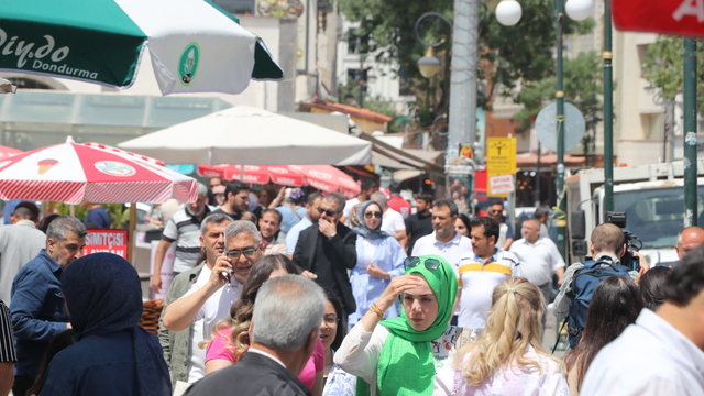 Terör örgütü PKK'nın fesih kararı sonrası Diyarbakır'da vatandaşlar halay çekti (2)