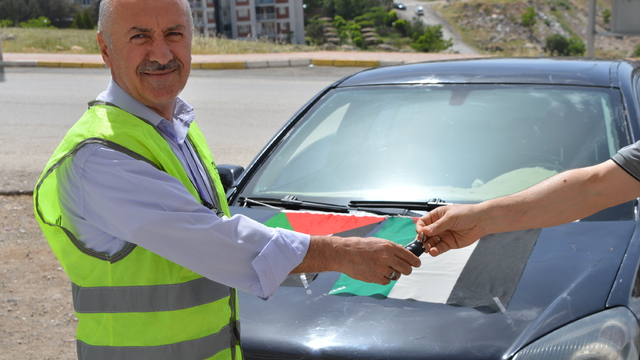 Filistinlilere destek için otomobilini bağışladı