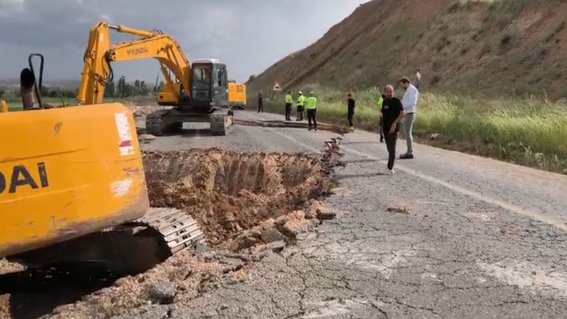 Batman'da çalışma sırasında yol çöktü