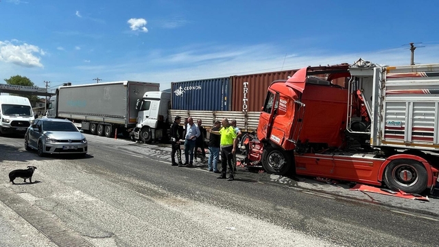 Sakarya'da 3 tırın karıştığı zincirleme kaza trafiği aksattı