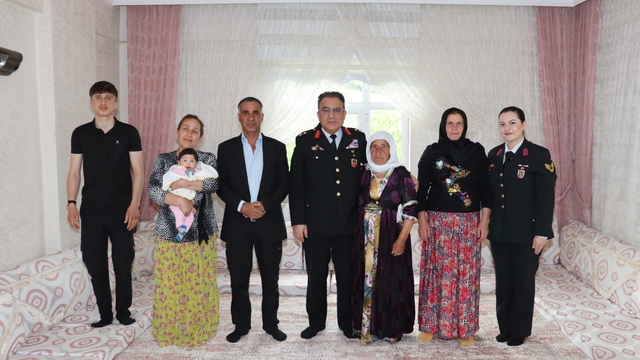 Hakkari İl Jandarma Komutanı Çarıkcıoğlu, şehit annelerini ziyaret etti