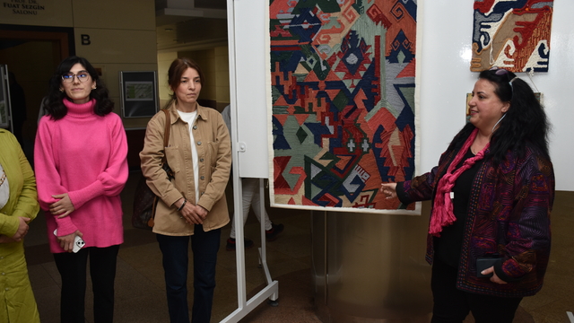 Sakarya'da akademisyen ve öğrencilerin geri dönüşüm atıklarından ürettiği eserler sergilendi