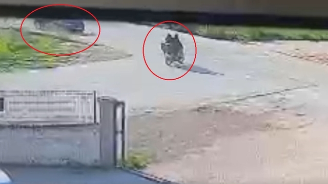 Otomobille çarpışan motosikletteki 2 kişi yaralandı; kaza anı kamerada