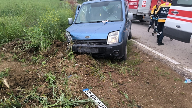 Tokat'ta savrulan hafif ticari araçtaki 3 kişi yaralandı