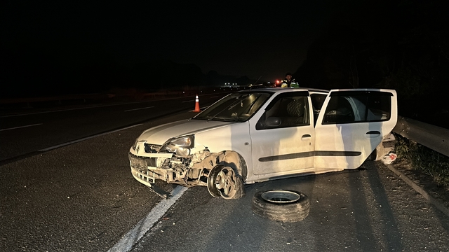 Anadolu Otoyolu'nda bariyere çarpan otomobildeki 4 kişi yaralandı