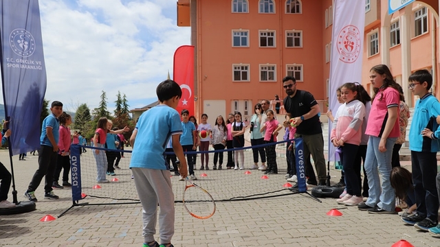 Kütahya'da ilkokul öğrencileri tenis turnuvasında yarıştı