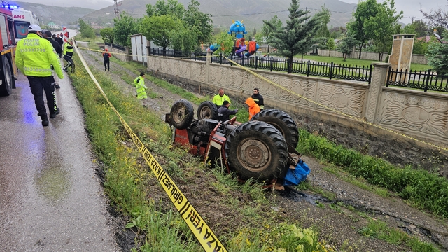 Erzincan'da devrilen traktörün sürücüsü öldü