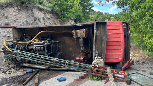 Artvin'de kamyonun devrildiği kazada 1 kişi öldü, 2 kişi yaralandı