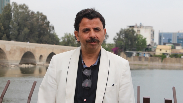 Doğuştan yarık damak hastası fabrika işçisinin şarkılarına yoğun ilgi