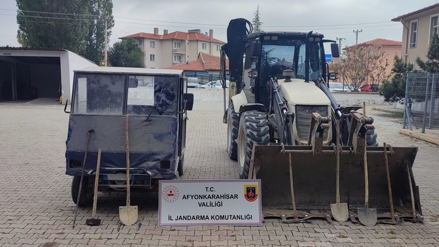 Afyonkarahisar'da kepçeyle kaçak kazı yapan 2 zanlı yakalandı