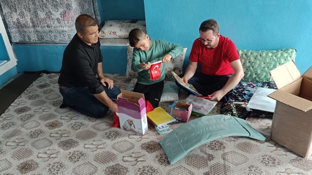 Bitlis'te otizmli çocuğun bayrak sevgisi dernek üyelerini harekete geçirdi