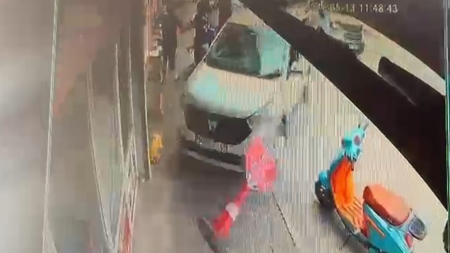 Hafif ticari araç bisikletliye çarpıp kaldırıma çıktı; yayalar son anda kurtuldu