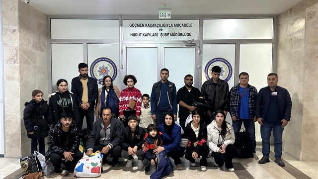 Edirne'de 17 düzensiz göçmen ve yurt dışı yasağı olan Alman vatandaşı yakalandı
