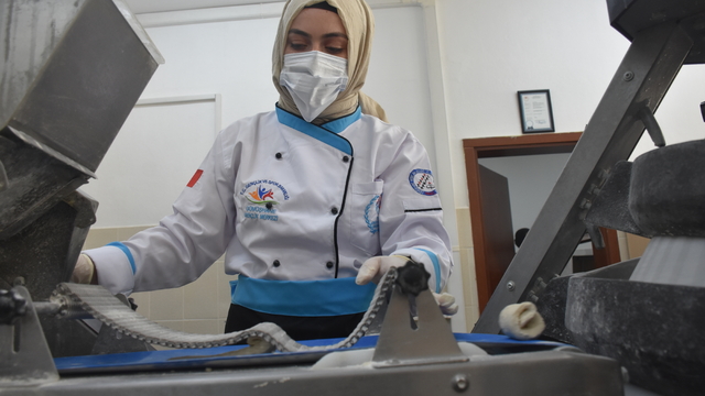 Gümüşhane'de lise öğrencileri günlük 2 bin ekmek üretiyor