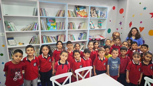 Üniversite öğrencilerinden Hatay'daki okula kütüphane desteği