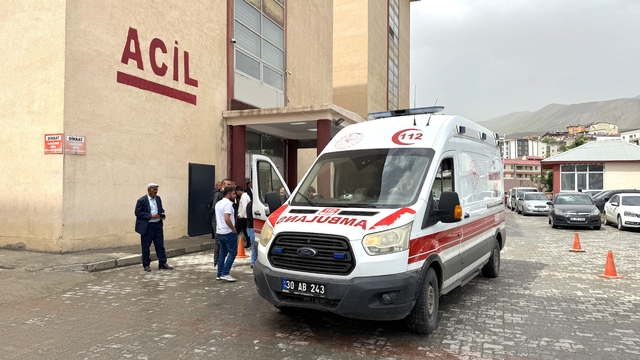 Hakkari'de öğrenci servisinin devrilmesi sonucu 8 kişi yaralandı