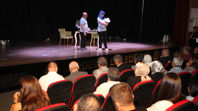 Erdemli'de sağlık personelleri kaleme aldıkları tiyatro oyununu sahneledi