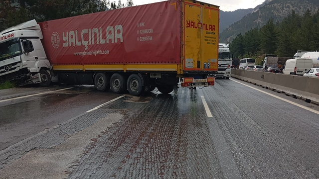 Mersin'de bariyerlere çarparak makaslama yapan tır ulaşımı aksattı
