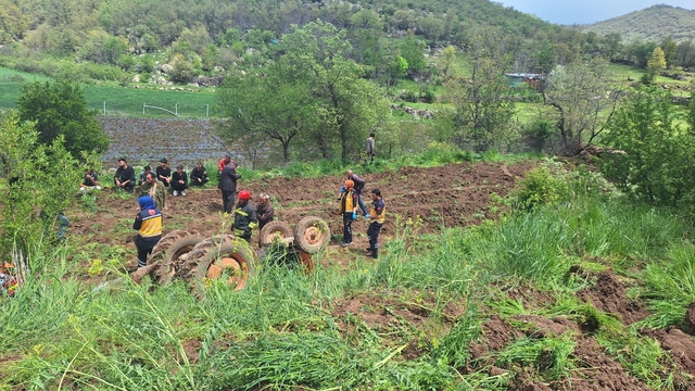 Konya'da devrilen traktörün altında kalan genç öldü