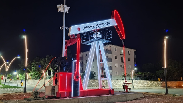 Batman'ın girişine petrol pompası anıtı yerleştirildi