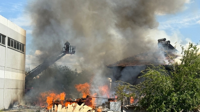 Merkezefendi'de evde çıkan yangın hasara neden oldu