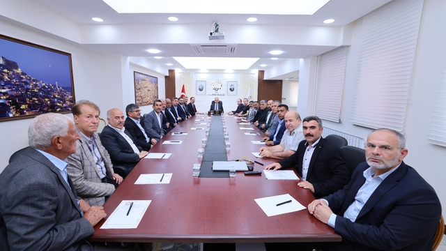Mardin Valisi Akkoyun muhtarlarla bir araya geldi