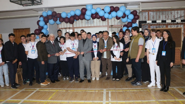 Of'ta TÜBİTAK 4006 Bilim Fuarı düzenlendi