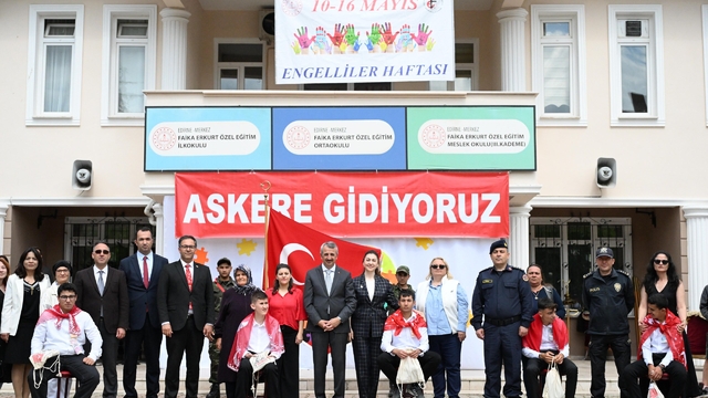 Edirne'de temsili askerlik yapacak engelli öğrencilere "asker kınası" yakıldı