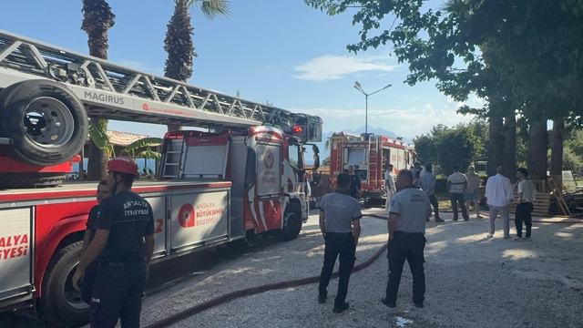 Antalya'da parktaki depoda çıkan yangın söndürüldü