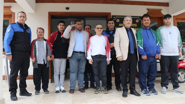 Amasya'da engelli gençlere temsili askerlik kınası yakıldı