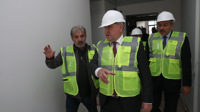 Gençlik ve Spor Bakanı Bak, Rize'de öğrenci yurdu inşaatlarında incelemede bulundu