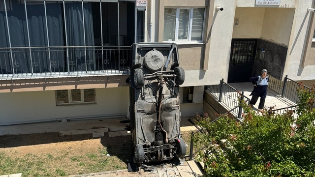 Denizli'de kontrolden çıkan otomobil apartmanın bahçesine düştü