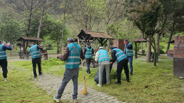 Boyabat'ta hükümlülerce çevre temizliği gerçekleştirildi