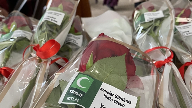 Bitlis Yeşilay Şubesi ekipleri Anneler Günü'nü kutladı