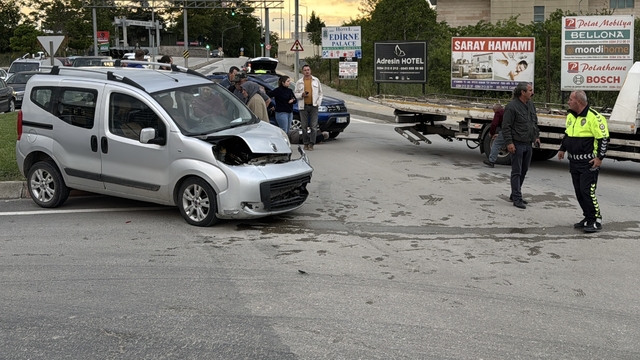 Edirne'de otomobille hafif ticari aracın çarpıştığı kazada 2 kişi yaralandı