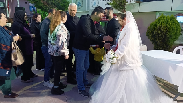 Tekirdağ'da engelli genç kızın gelinlik giyme hayali gerçek oldu