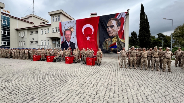 Hatay'da 14 engelli genç üniforma giyip bir günlüğüne asker oldu