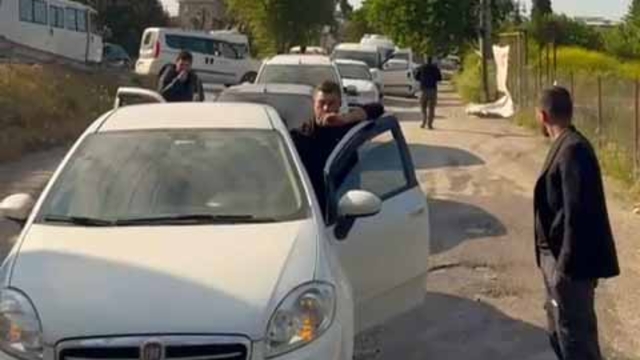 Yalova'da alt geçitte yol verme tartışmasında kadın sürücü trafiği kilitledi