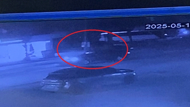 Kontrolden çıkan otomobil refüjdeki aydınlatma direğine çarptı: 2 yaralı