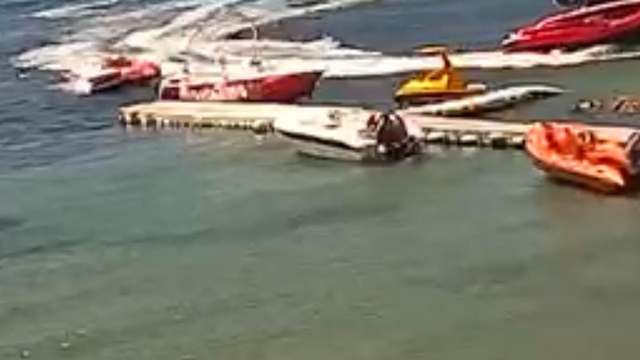 Bodrum'da turistlerin çekildiği deniz yatağının iskeledeki tekneye çarpması kamerada; 3 yaralı