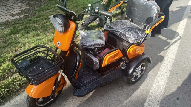 Şarkışla'da elektrikli motosiklet devrildi, 2 kişi yaralandı