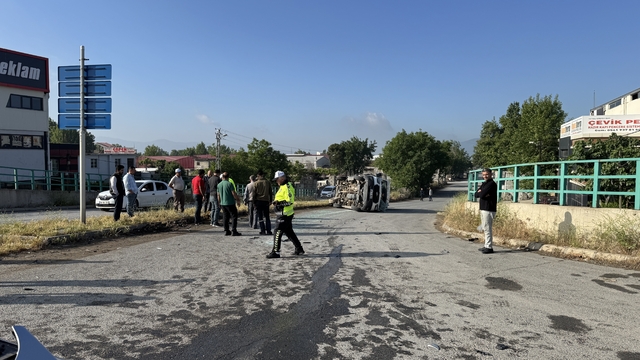 Kahramanmaraş'ta işçi servisi ile otomobilin çarpıştığı kazada 12 kişi yaralandı