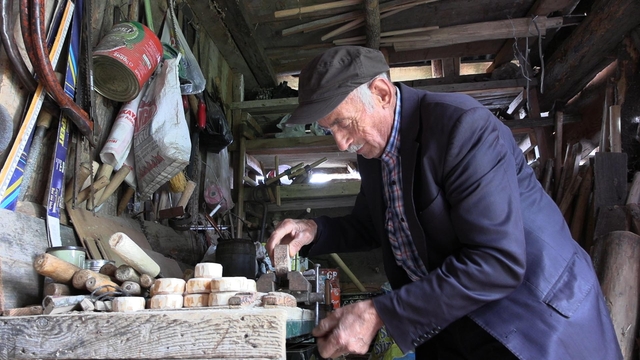 Samanlıkta tarım aletlerinin minyatürünü yapıyor