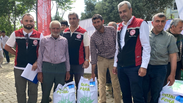 Ödemiş'te çiftçilere sorgum otu tohumu dağıtıldı