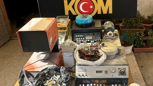 Adana'da evinde diş protezi üreten şüpheli gözaltına alındı