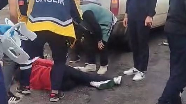 Öğrenci servis minibüsü, TIR'a çarptı: 9 yaralı