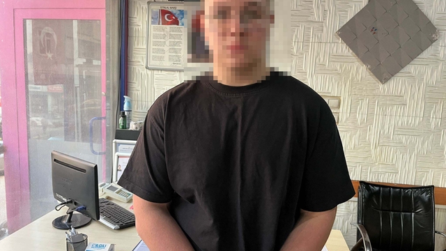 Bıçak ve sopayla girdiği kurs binasında öğrenciyi bıçakladı