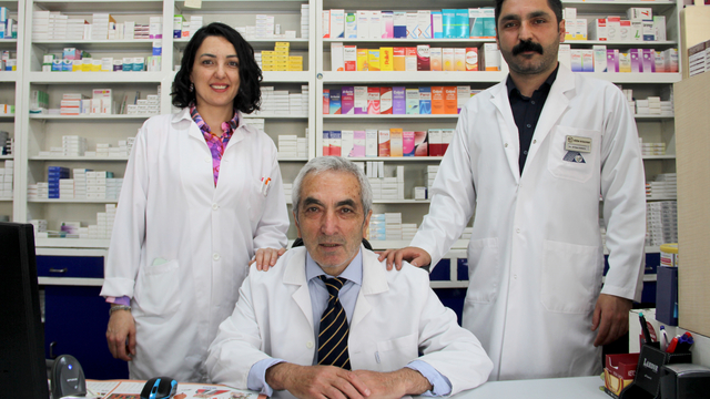 Eczane rafları arasında büyüyen abla kardeş babalarını örnek alarak eczacı oldu
